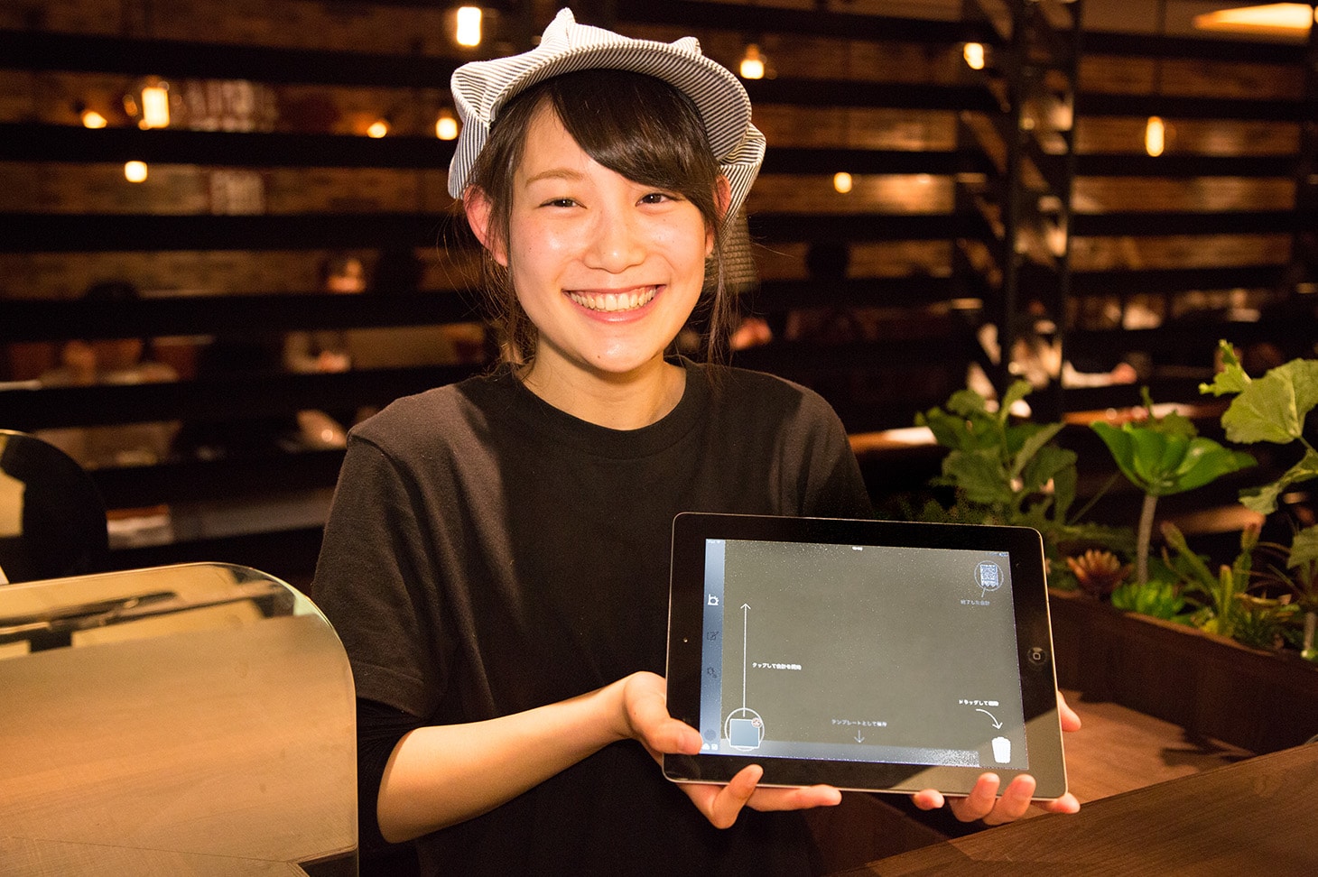 いしがまやハンバーグ - ユビレジを持つ女性
