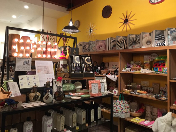 emocionante(えもしおなんて)店内