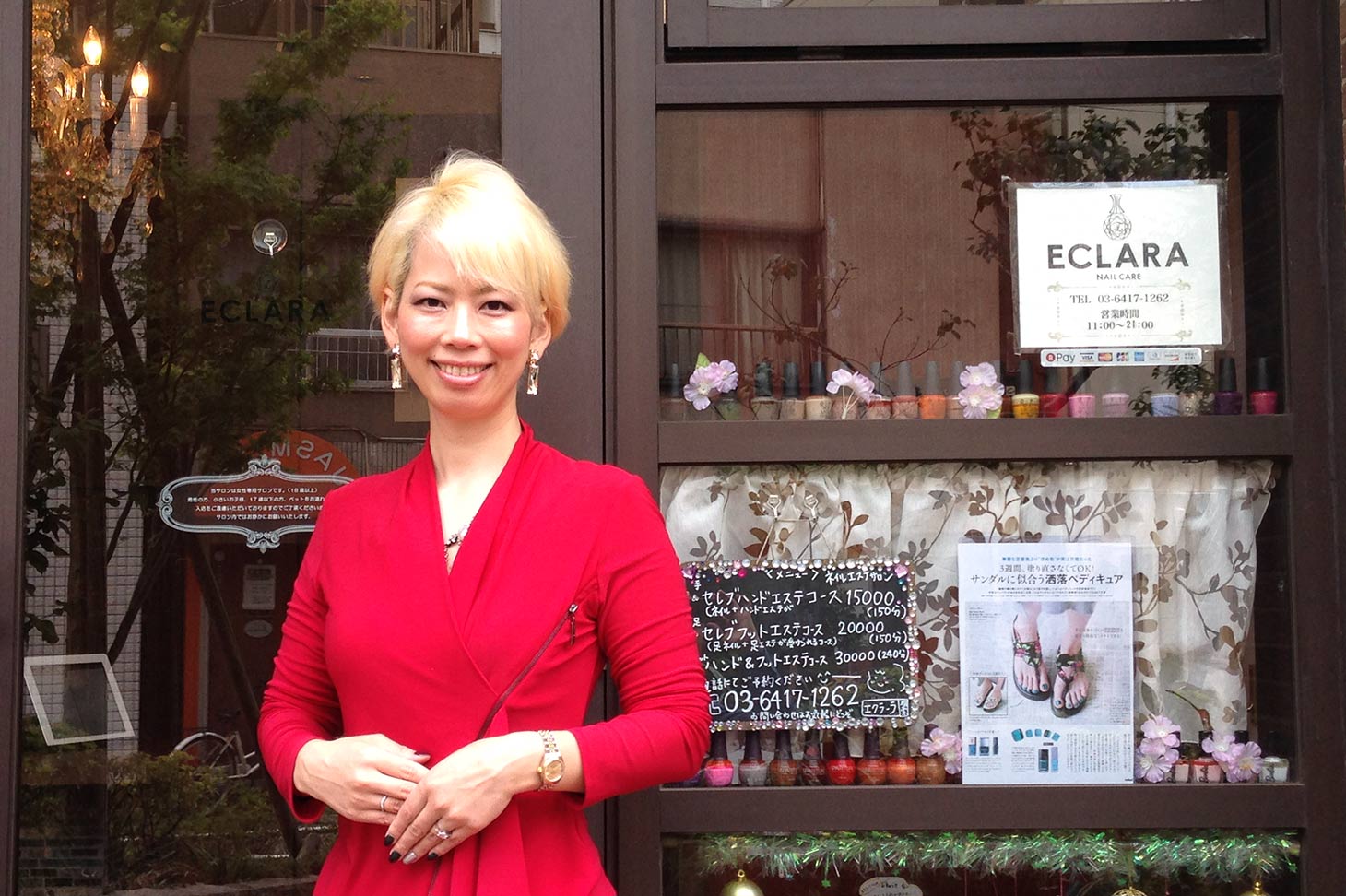 店舗の前に立つ山崎店長