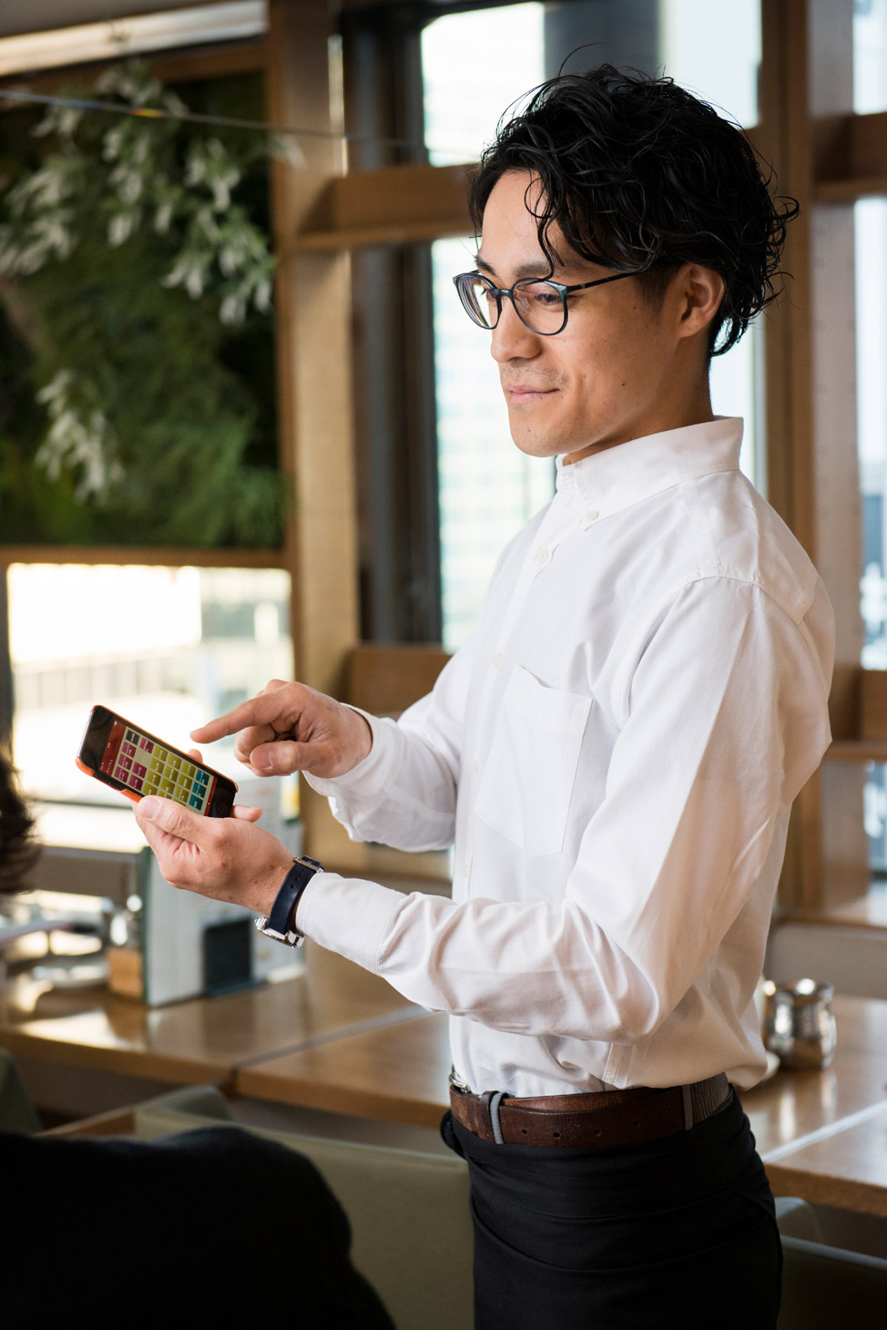 オーダー用アプリ「FlickOrder」を使用する店長菅野様