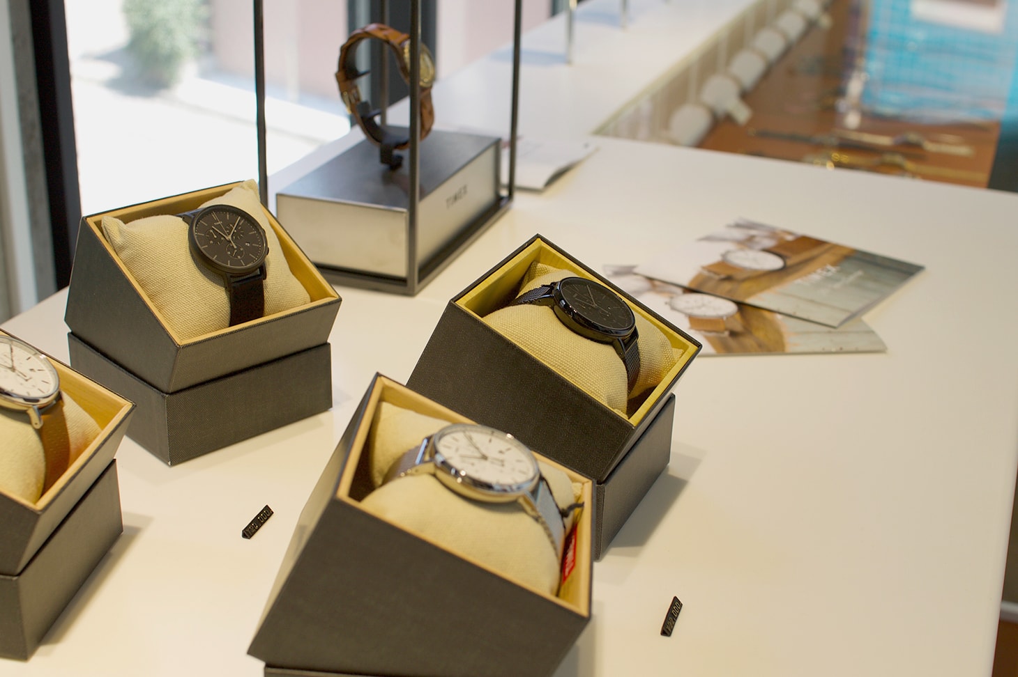 TIMEX TOKYO - スタイリッシュな腕時計が数多く並ぶ様子