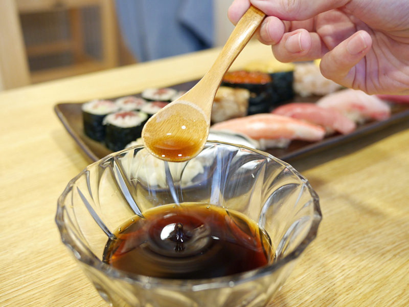 赤酢をスプーンですくう