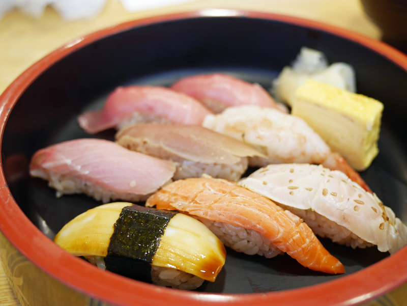 寿司桶に並べられた握り寿司