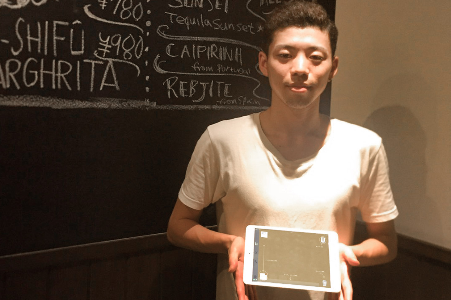 iPad POSレジ「ユビレジ」をもつスタッフ様